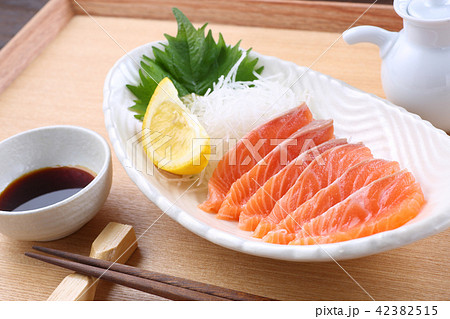 サーモンの刺身 42382515