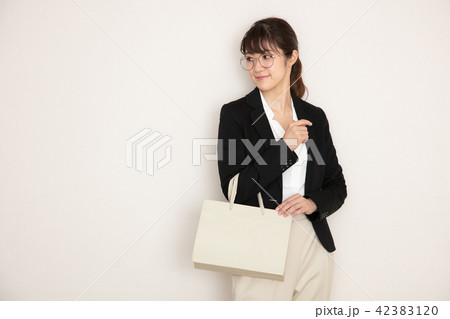 ショッピング 女性 42383120