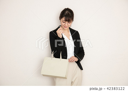 ショッピング 女性 42383122