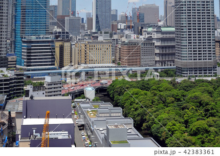 汐留付近を走行するゆりかもめ 汐留付近を走行するゆりかもめ 42383361