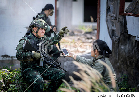 Woman journalist interview soldier during conflict Woman journalist interview soldier during conflict 42383586