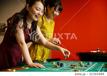 カジノ ルーレット 女性 42383886