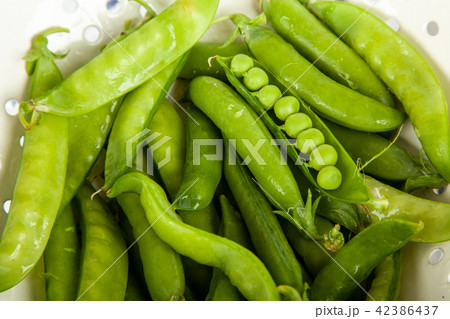 Fresh green peas 42386437
