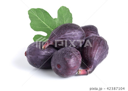 Fresh fig fruit with leaf isolated on white background 42387104