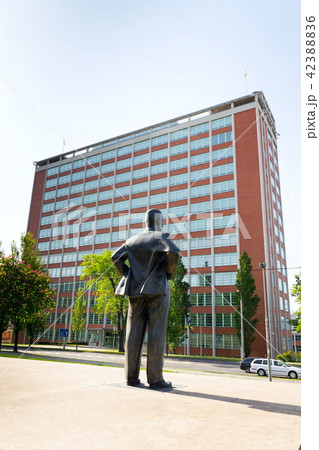 Tomas Bata statue with skyscraper 21, Zlin 42388836