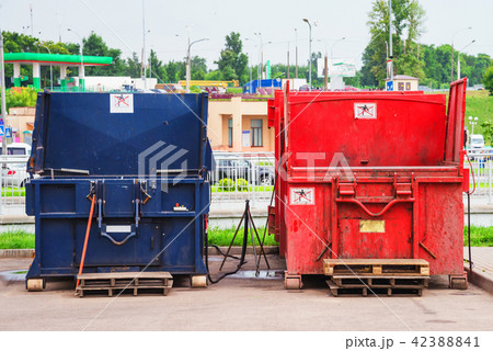 Red and blue garbage cans 42388841