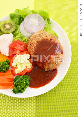 美味しそうなハンバーグステーキ 42389014