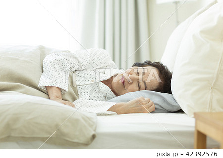 シニア女性 ベッド 42392576