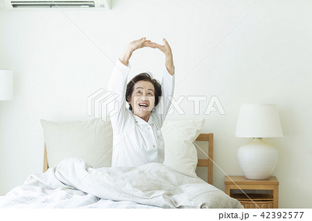 シニア女性 ベッド シニア女性 ベッド 42392577
