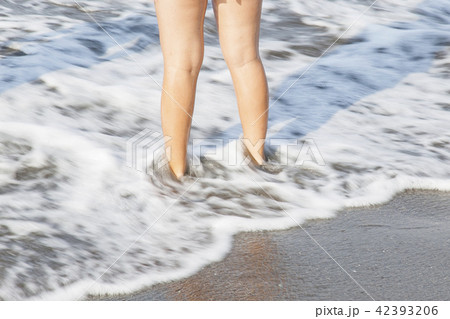 波打ち際で遊ぶ 42393206