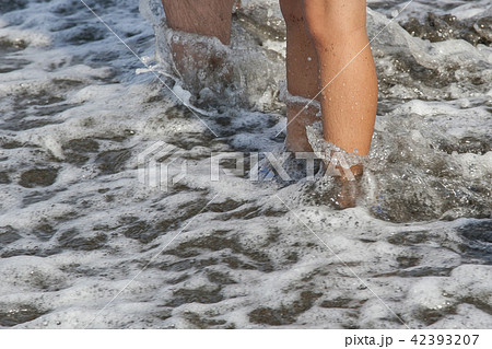 親子で遊ぶ夏の海辺 42393207