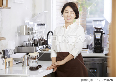 ドリップコーヒー カフェ バリスタ 42394026