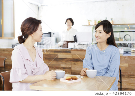 カフェ 女性 女 42394170