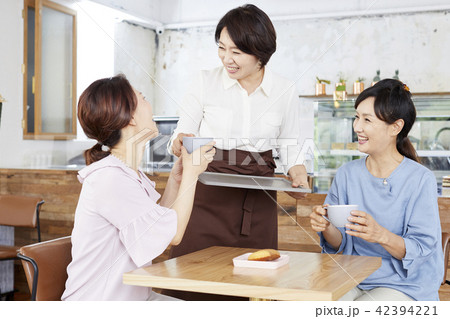 カフェ 女性 女 42394221