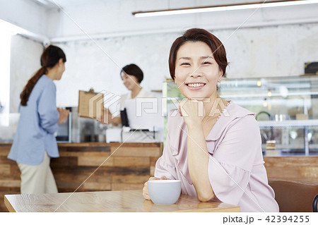 カフェ 女性 女 42394255