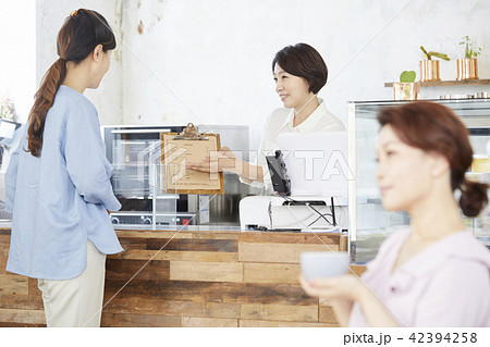 カフェ 女性 女 42394258
