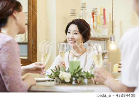 白ワイン 女性 女 42394409