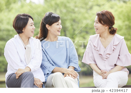 ベンチ 女性 女 42394417