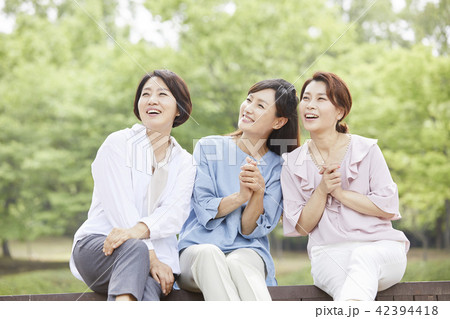 ベンチ 女性 女 42394418