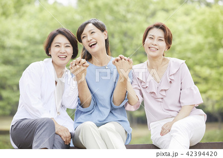 ベンチ 女性 女 42394420