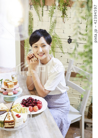 フルーツ 果物 女性 42394597