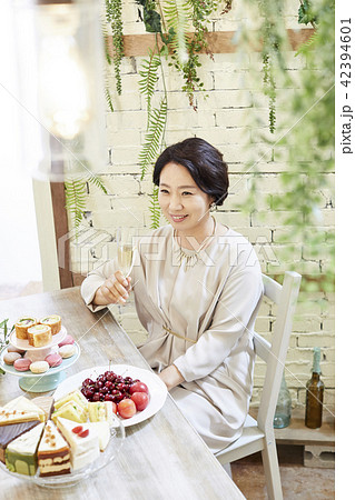 白ワイン 女性 女 42394601