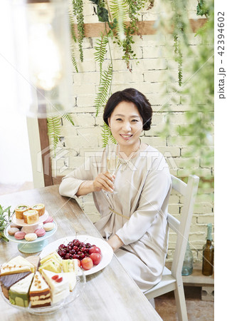 白ワイン 女性 女 42394602