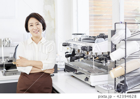 カフェ 女性 女 42394628