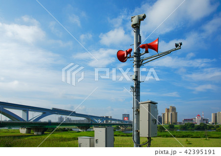 荒川土手の防災行政無線チャイムと舎人ライナー 42395191