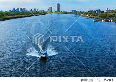 鹿浜橋より青空が広がる川口元郷の住宅街を望む　クルーザー 42395204