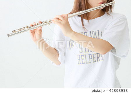 フルートを吹く綺麗な女子大学生の写真素材