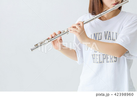 フルートを吹く綺麗な女子大学生の写真素材