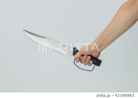 サバイバルナイフを持った男性の手 42398963