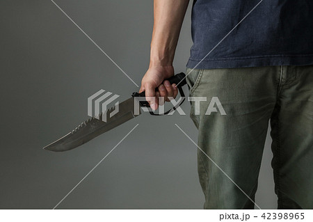 サバイバルナイフを持った犯罪者の男性の写真素材 42398965 Pixta