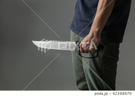 サバイバルナイフを持った犯罪者の男性の写真素材