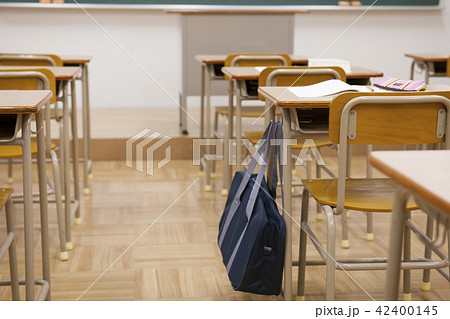 教室　学校　授業　勉強　学習机　 42400145