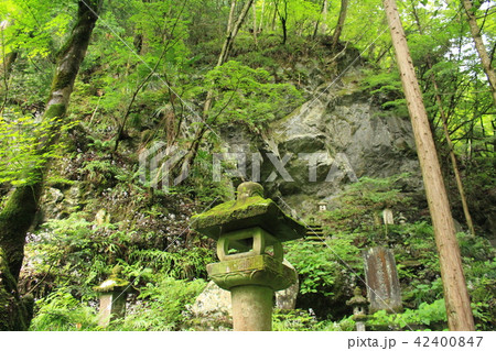 秩父三十四札所水潜寺・水潜りの岩崖 42400847