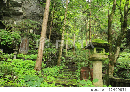 秩父三十四札所水潜寺・水潜りの岩崖 42400851