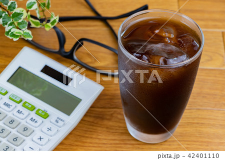 アイスコーヒー　電卓　眼鏡　コーヒーブレイク　夏イメージ 42401110