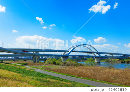 荒川に架かる五色桜大橋と江北ジャンクション 42402650