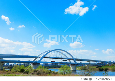 荒川に架かる五色桜大橋と江北ジャンクション 42402651