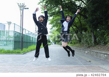 ジャンプする中学生 42402704