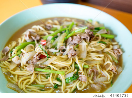 fried noodle with lamb 42402755