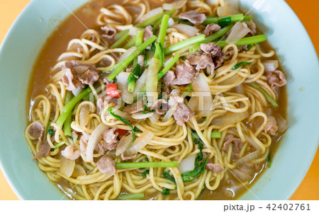 fried noodle with lamb 42402761