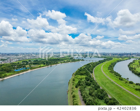 空撮　戸田市道満グリーンパーク　彩湖越しにと都心方面を望む 42402836