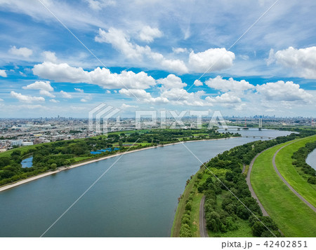 空撮　戸田市道満グリーンパーク　彩湖越しにと都心方面を望む 42402851