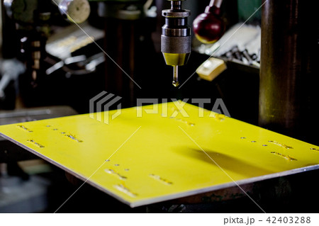 ボール盤で穴加工 42403288