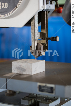 鋸盤で切断 42404921