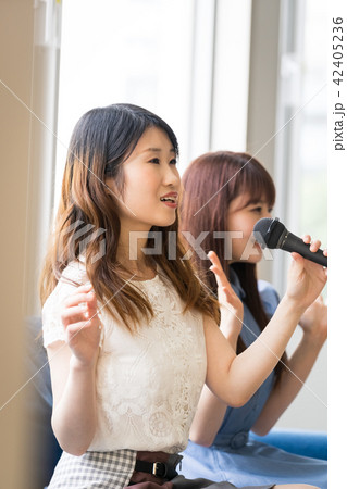 カラオケをする女性 42405236