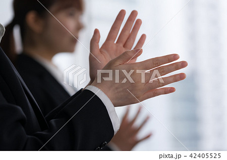 拍手をする女性 拍手をする女性 42405525